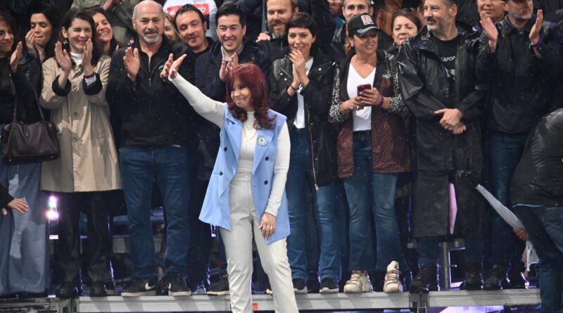 <strong>Cristina Fernández en Plaza de Mayo: «Yo soy del pueblo y de ahí no me muevo, hagan lo que hagan»</strong>