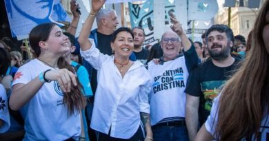 MAYRA ACOMPAÑÓ A ESTUDIANTES SECUNDARIOS Y ORGANIZACIONES EN LA MARCHA POR UN NUEVO ANIVERSARIO DE LA NOCHE DE LOS LÁPICES