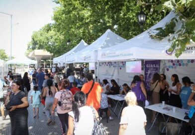 EL MUNICIPIO REALIZÓ UN NUEVO OPERATIVO “QUILMES CERCA” EN LA PLAZA YRIGOYEN Y BRINDÓ ASISTENCIA A LOS PRESENTES POR LAS ALTAS TEMPERATURAS