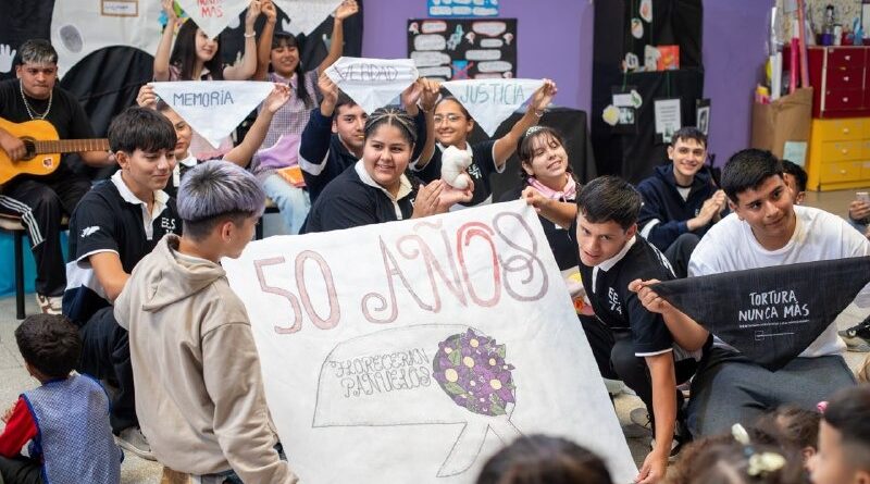 EMOTIVA JORNADA POR LA MEMORIA JUNTO A LA COMUNIDAD EDUCATIVA DE LA EES Nº 74 Y EL JARDÍN MUNICIPAL Nº 6 DE BERNAL OESTE