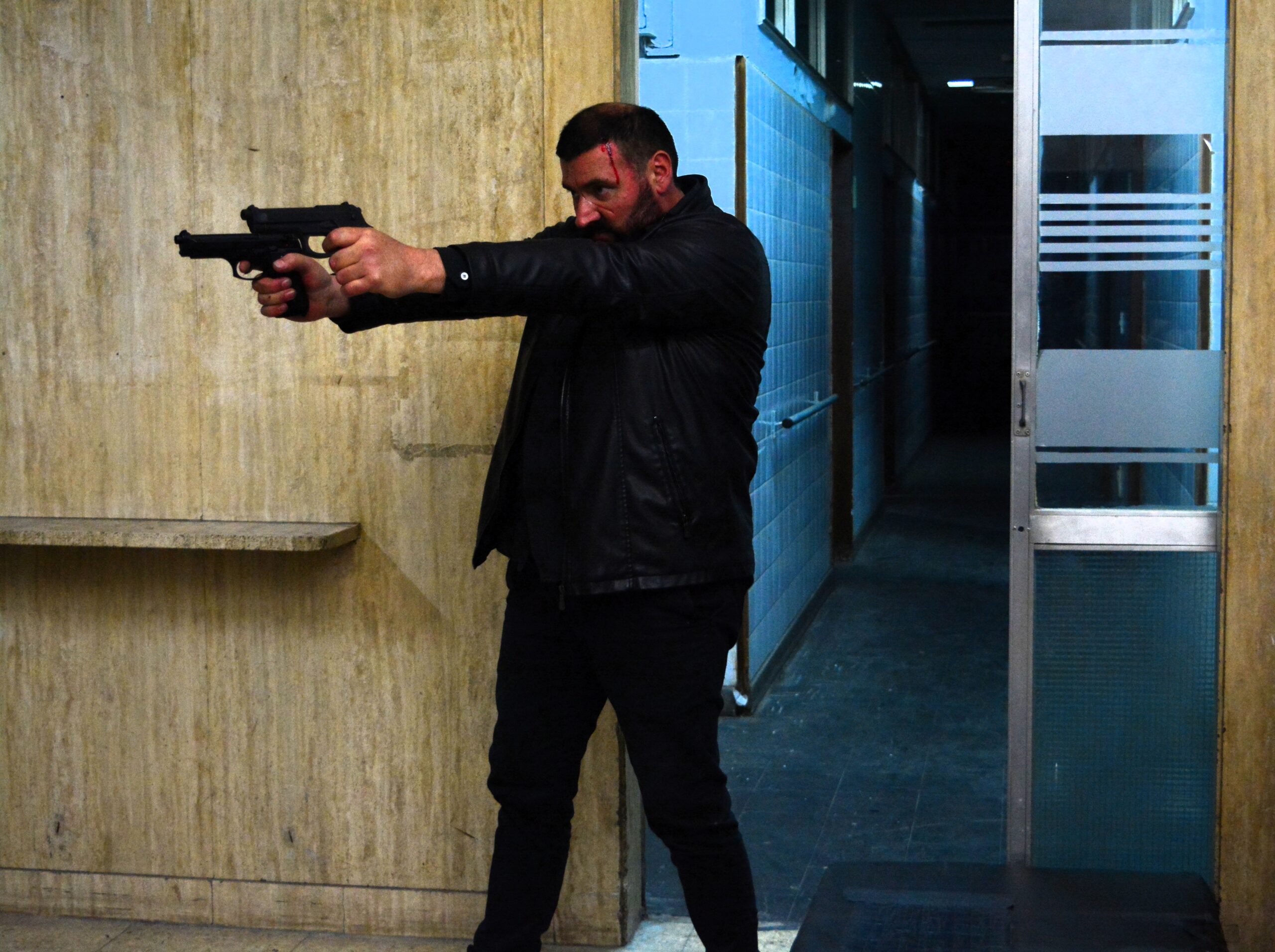 A SALA LLENA ESTRENÓ ‘MARCADO’: EL NUEVO THRILLER QUE EXPLORA LA IMPOSIBILIDAD DE LA REDENCIÓN