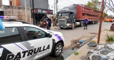 EL MUNICIPIO DE QUILMES INTERVINO ANTE GRAVES DAÑOS EN EL TENDIDO ELÉCTRICO PROVOCADOS POR CAMIONES