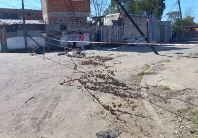 Camión derribó cables y postes de luz en Solano