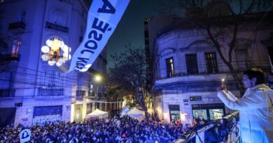 CENTENARES DE QUILMEÑOS FUERON EN CARAVANA DESDE EL TRIÁNGULO DE BERNAL A SAN JOSÉ 1111 PARA APOYAR Y PEDIR LA LIBERTAD DE CRISTINA FERNÁNDEZ DE KIRCHNER