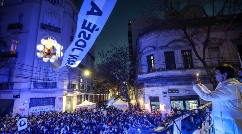 CENTENARES DE QUILMEÑOS FUERON EN CARAVANA DESDE EL TRIÁNGULO DE BERNAL A SAN JOSÉ 1111 PARA APOYAR Y PEDIR LA LIBERTAD DE CRISTINA FERNÁNDEZ DE KIRCHNER