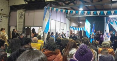 Donan bandera Argentina a la Sociedad de Fomento del Barrio Los Eucaliptus