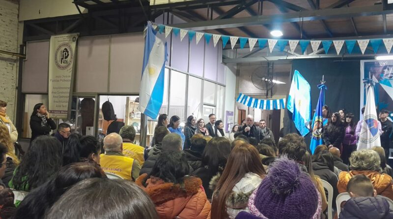 Donan bandera Argentina a la Sociedad de Fomento del Barrio Los Eucaliptus