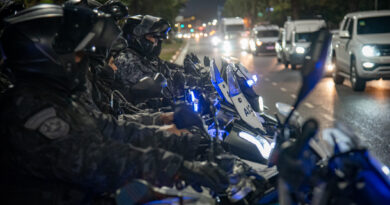 Fuertes operativos de prevención policial con controles de motos en Calzada, Mármol y Solano
