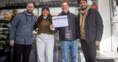 ENTREGA DE CERTIFICADOS DE HABILITACIÓN A COMERCIANTES GASTRONÓMICOS